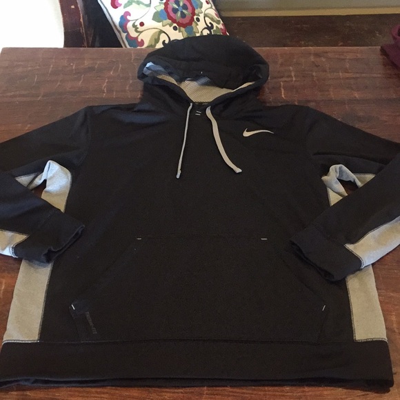 nike therma black hoodie